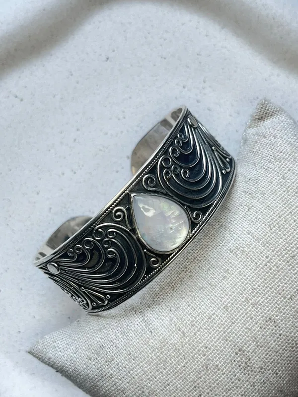 Bracelete largo lua gota envelhecido