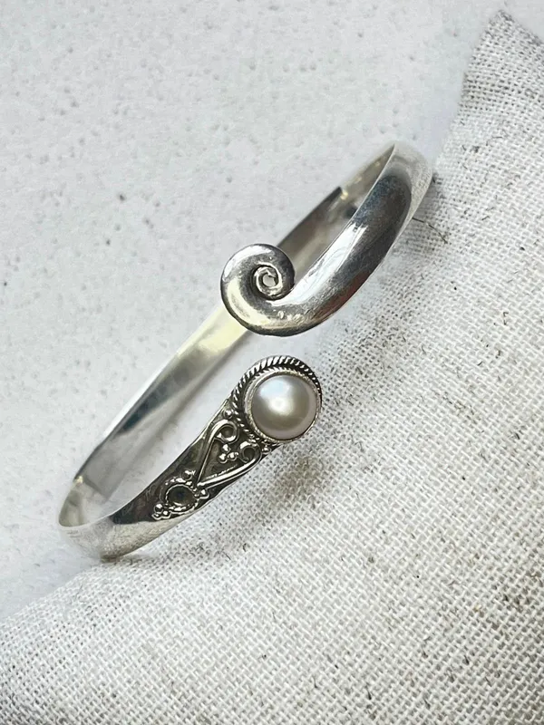 Bracelete 1 pérola e detalhe 