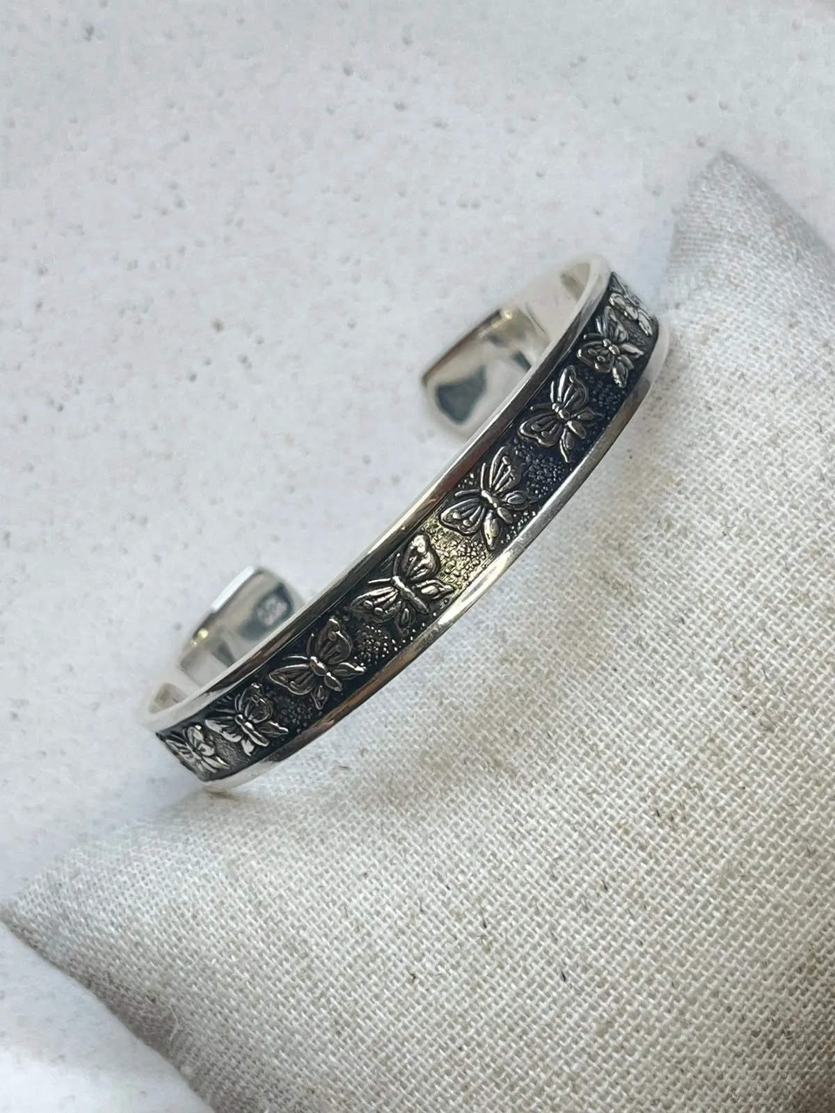 Bracelete maciço envelhecido borboletas  - 1