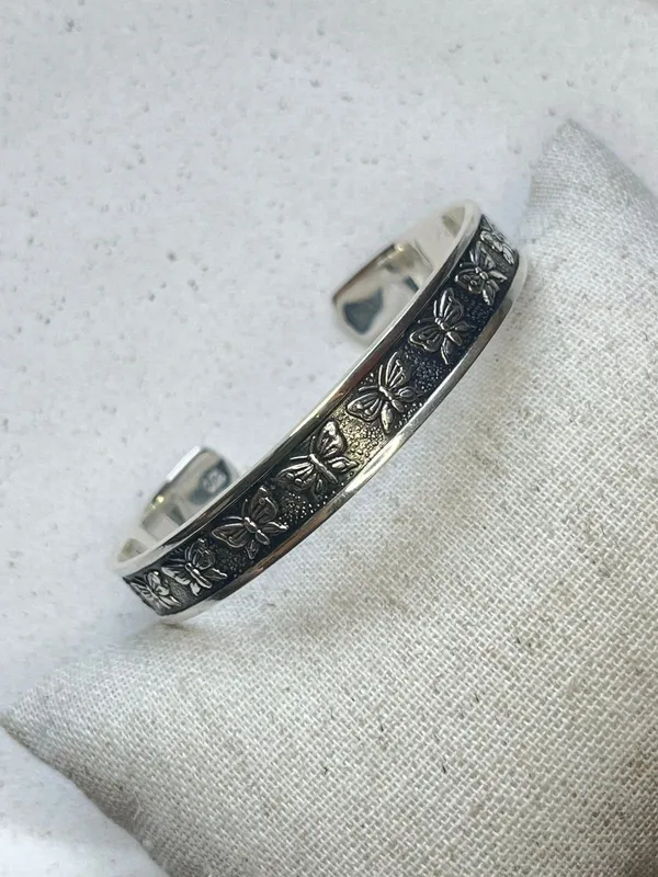 Bracelete maciço envelhecido borboletas 