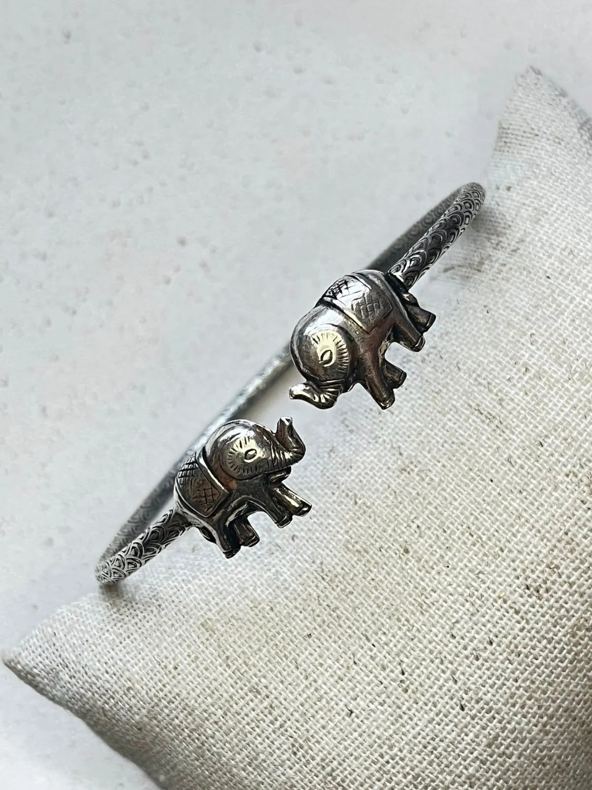 Bracelete 2 elefantes com aro todo trabalhado  - 1