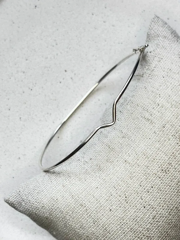 Bracelete fino detalhe V