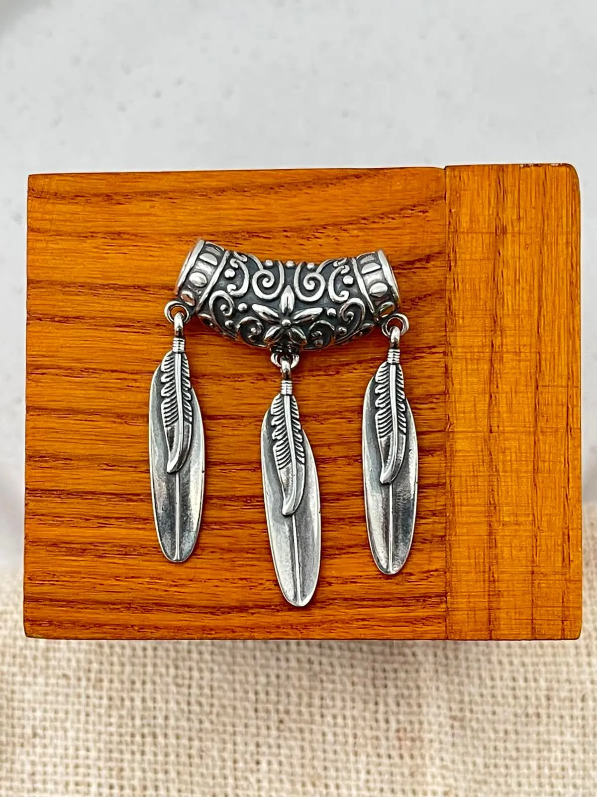 Pingente boho com penas penduradas  - 1