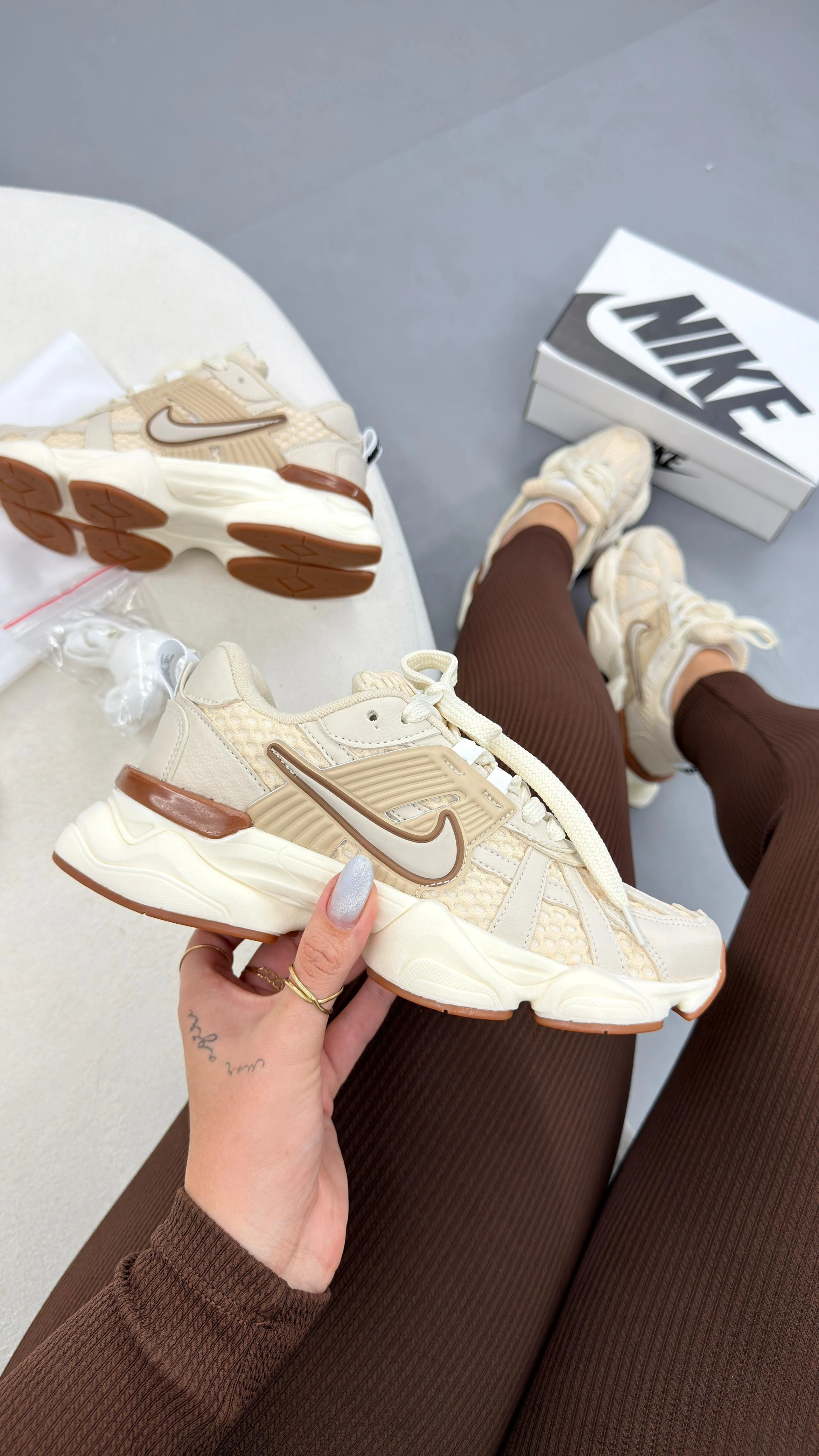 TÊNIS Nike V2K off - 2