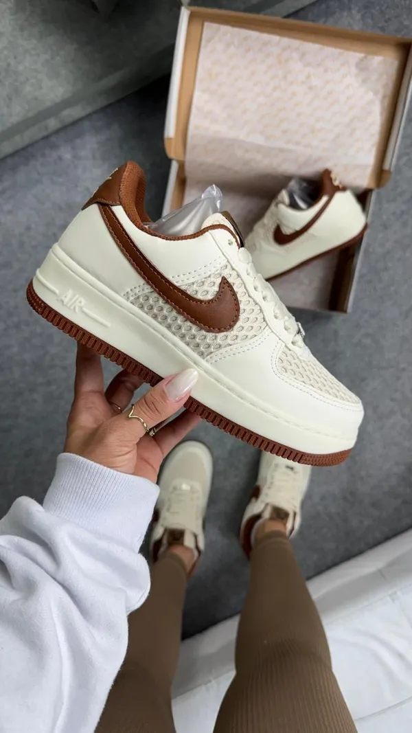 TÊNIS AIR FORCE OFF WHITE CASTANHO 