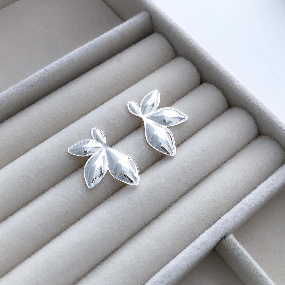 BRINCO MEIA FLOR - PRATA 925 - imagem 3