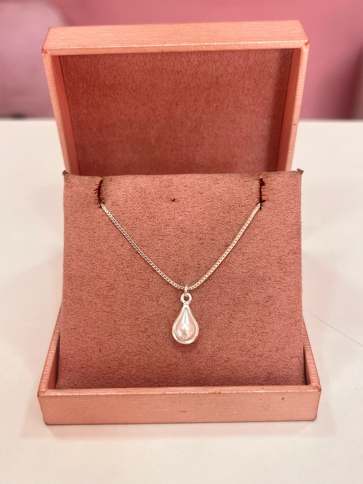 Colar gota pérolada 