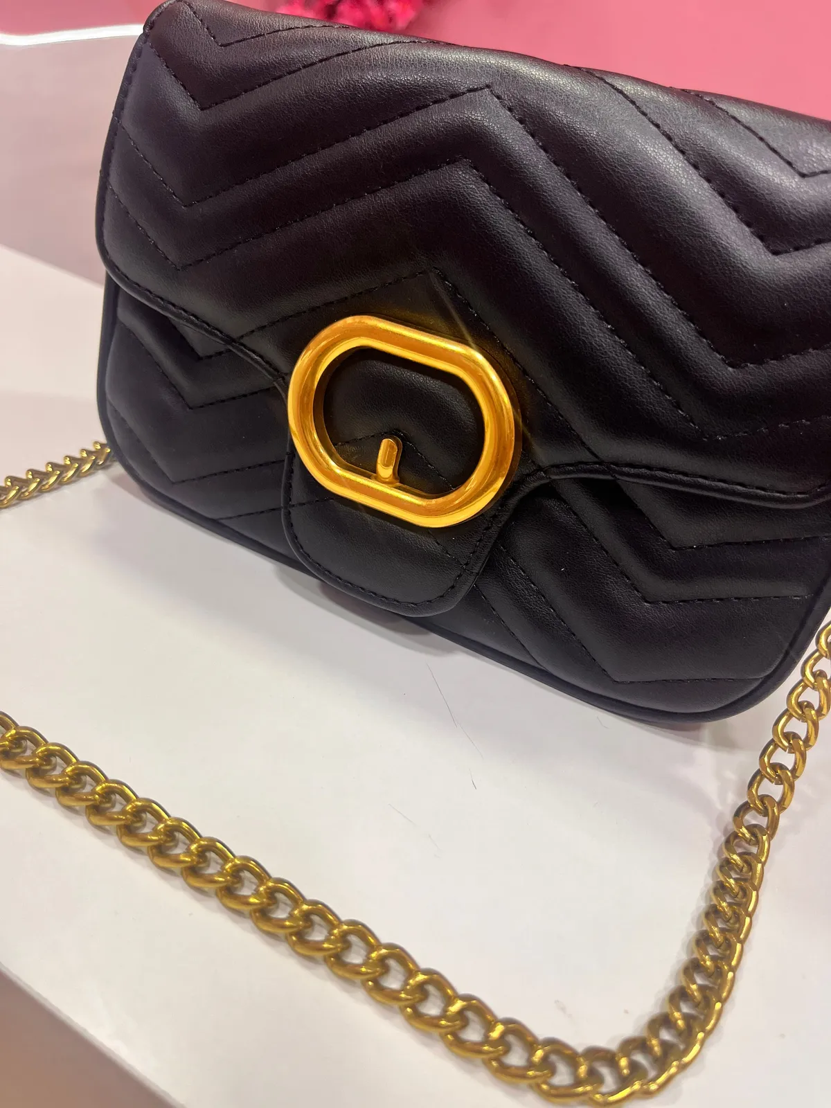 Bolsa M Gutti preta com detalhe dourado  - 2
