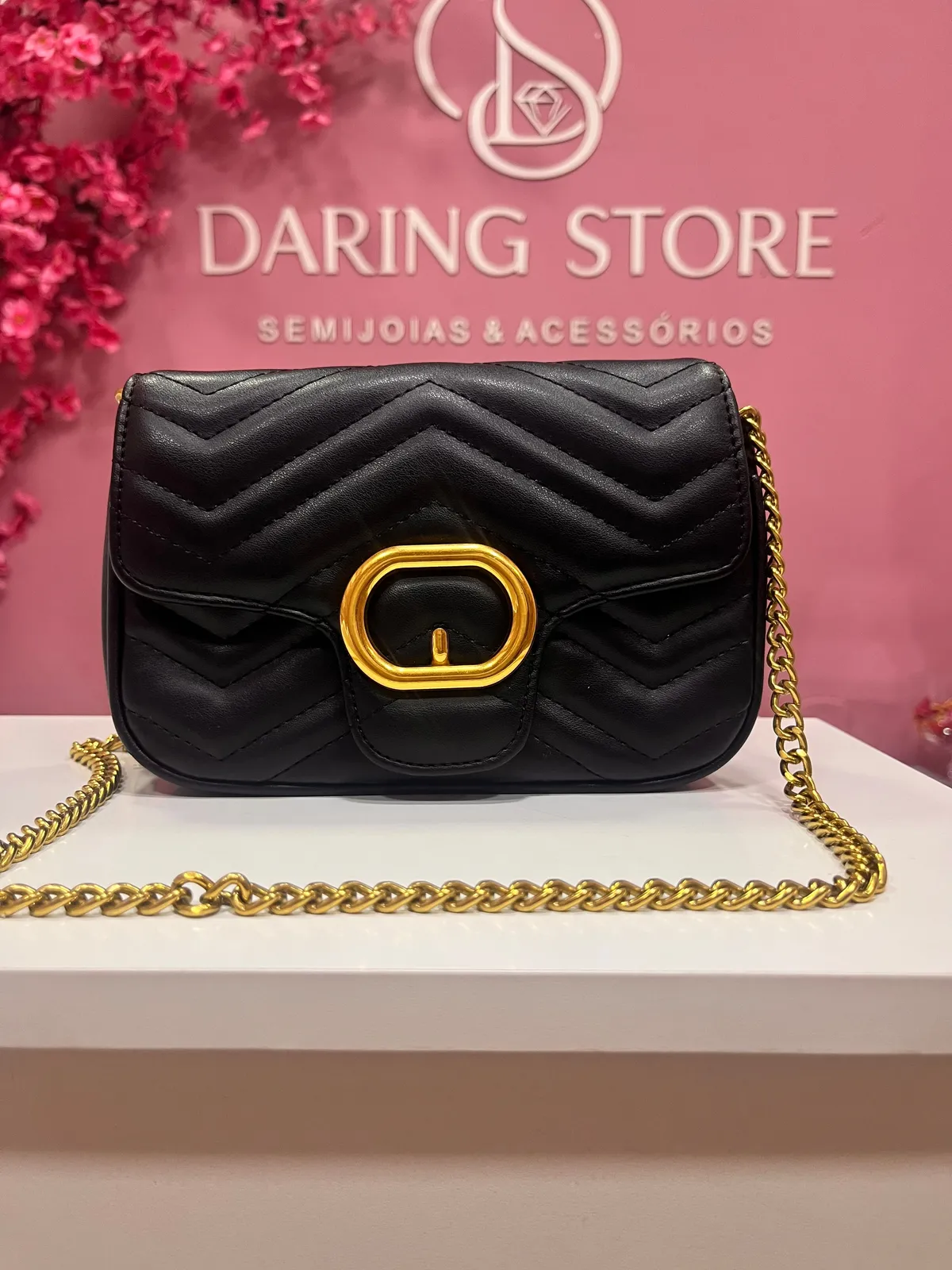 Bolsa M Gutti preta com detalhe dourado  - 1