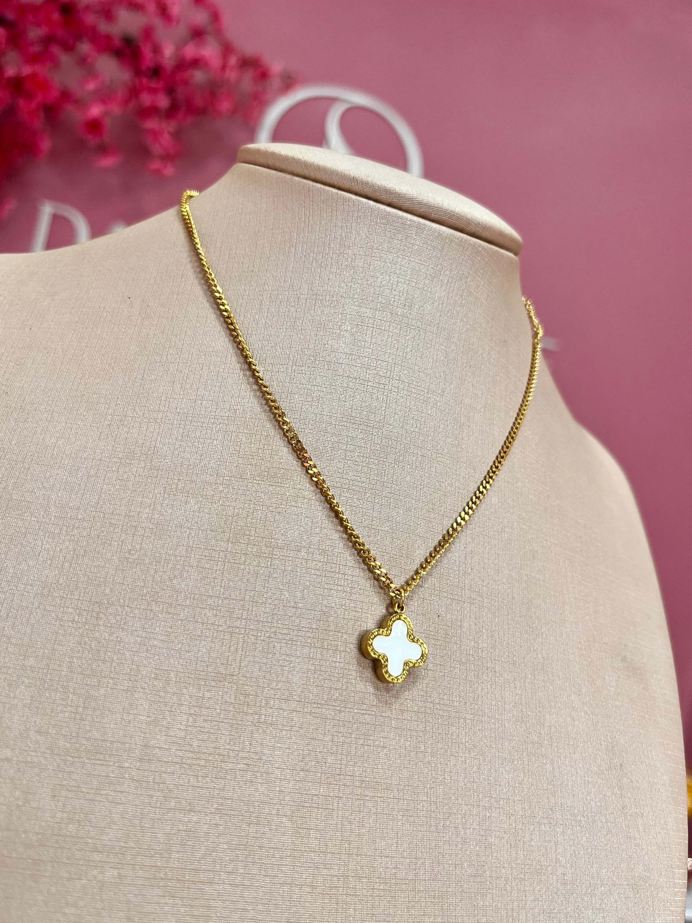 Colar choker trevo branco  - 2