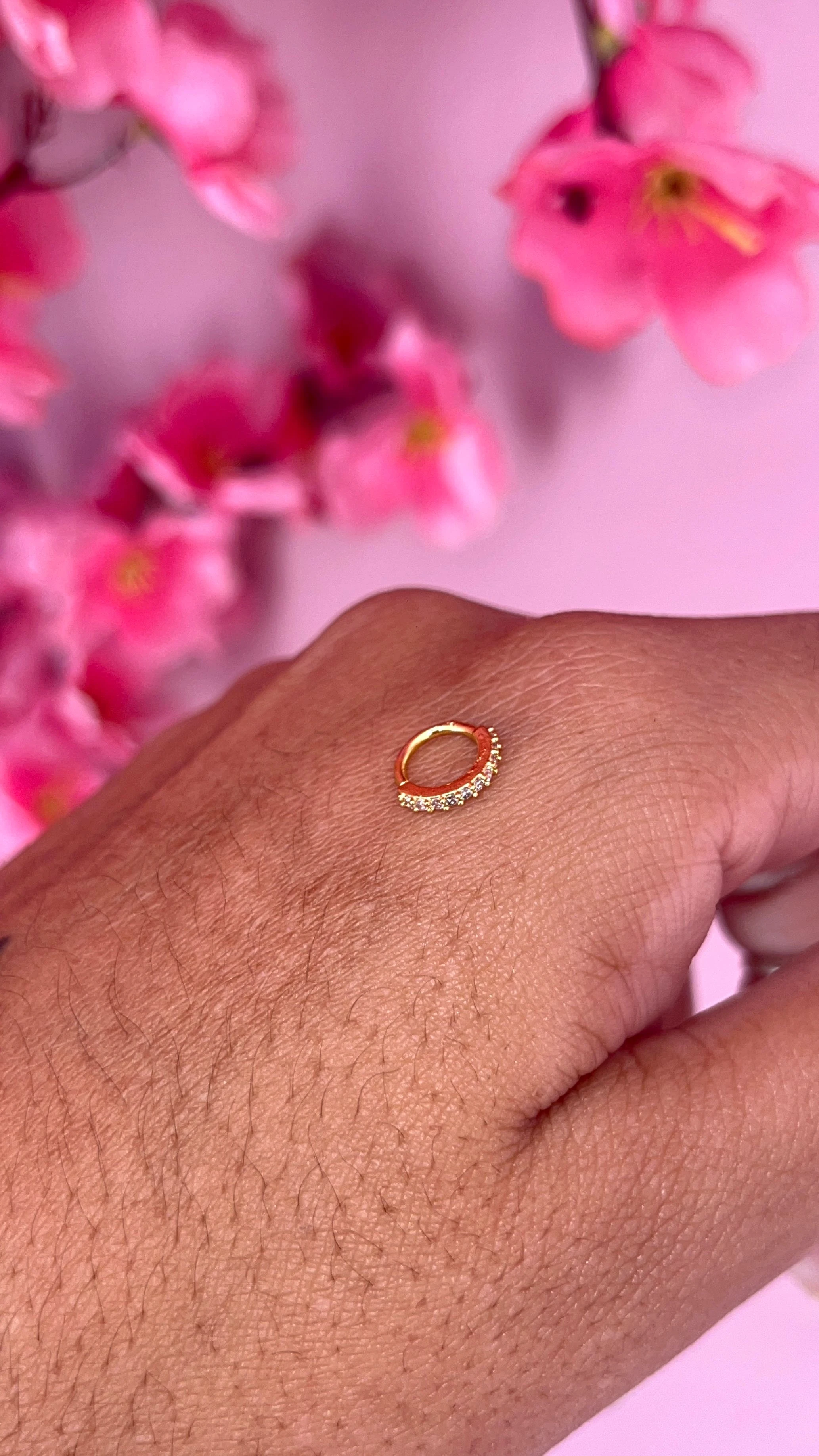 Piercing de argola cravejada em aço dourado - 1