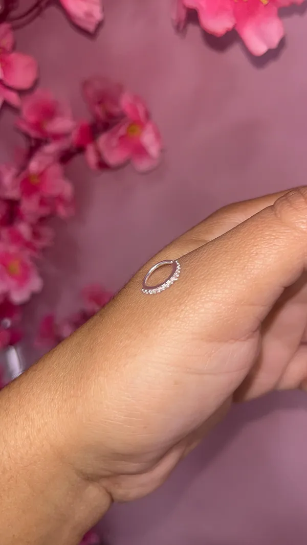 Piercing cravejado 