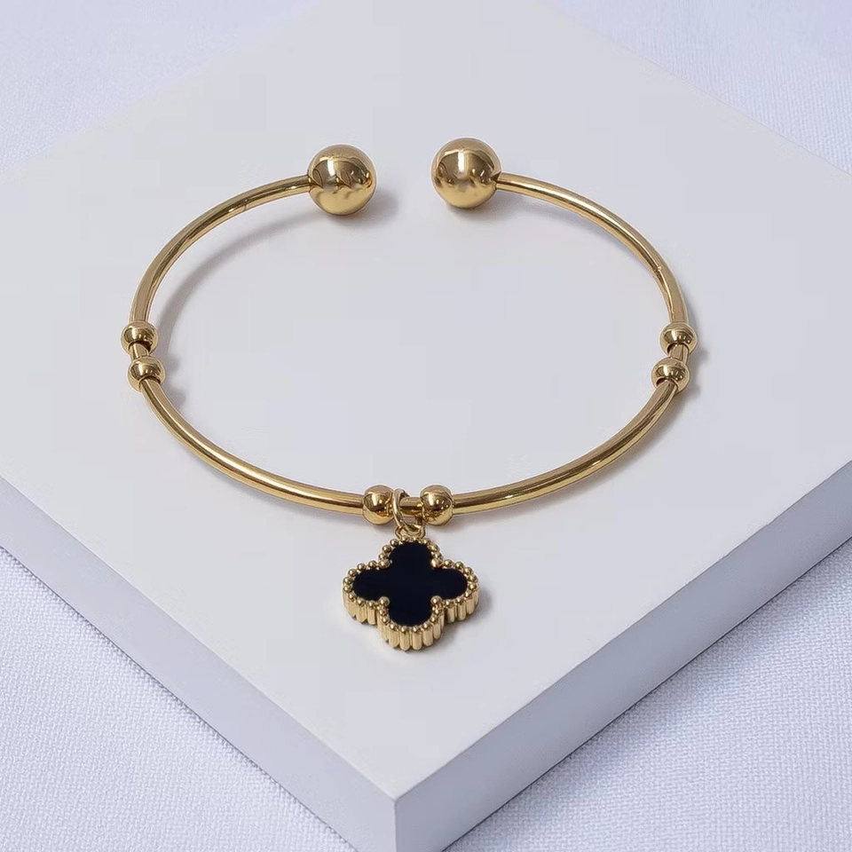 Bracelete inspiração trevo preto