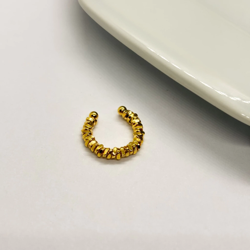 Piercing fake com detalhes - 2