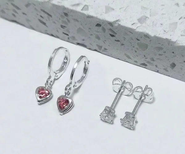 Dupla de brinco zircônia quadrada e argola coração rosa