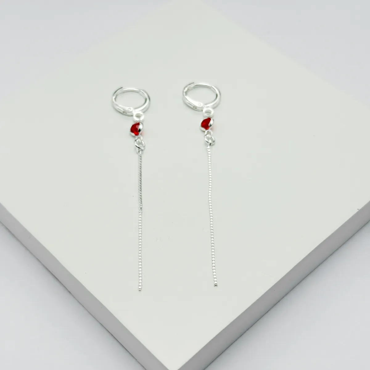 Argola fio com cristal vermelho - 2