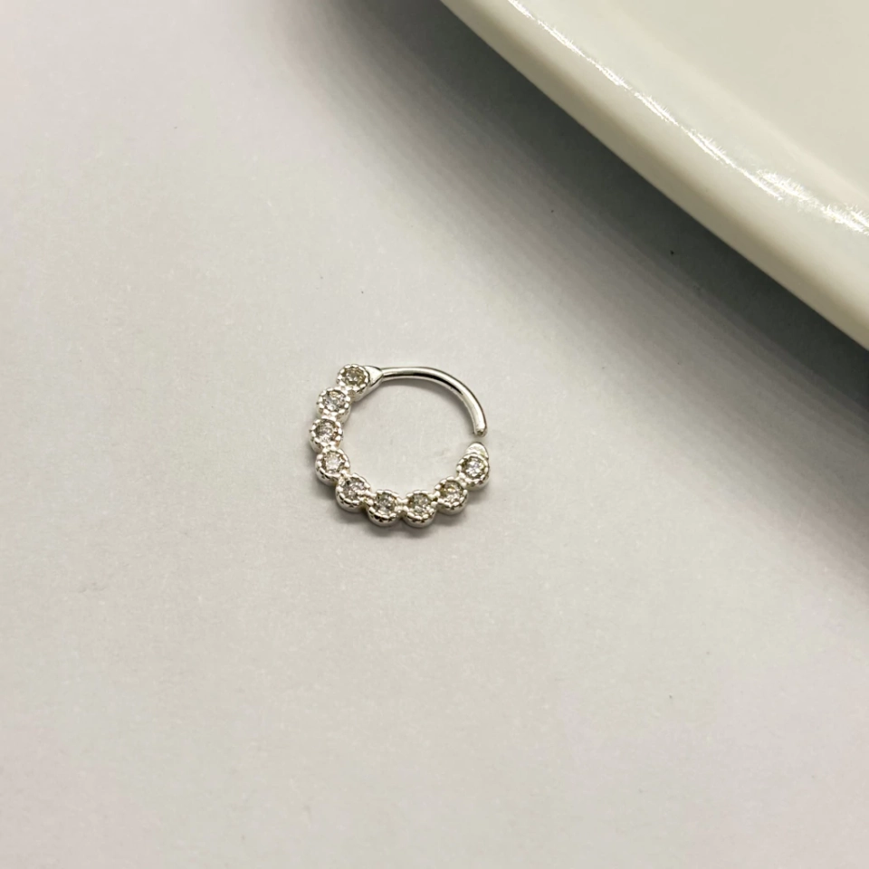 Piercing para furo cravejado