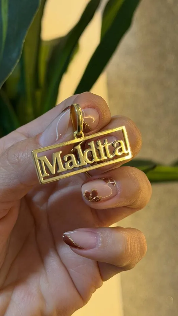PINGENTE PERSONALIZADO CHAPA COM ESCRITA VAZADA - imagem 1