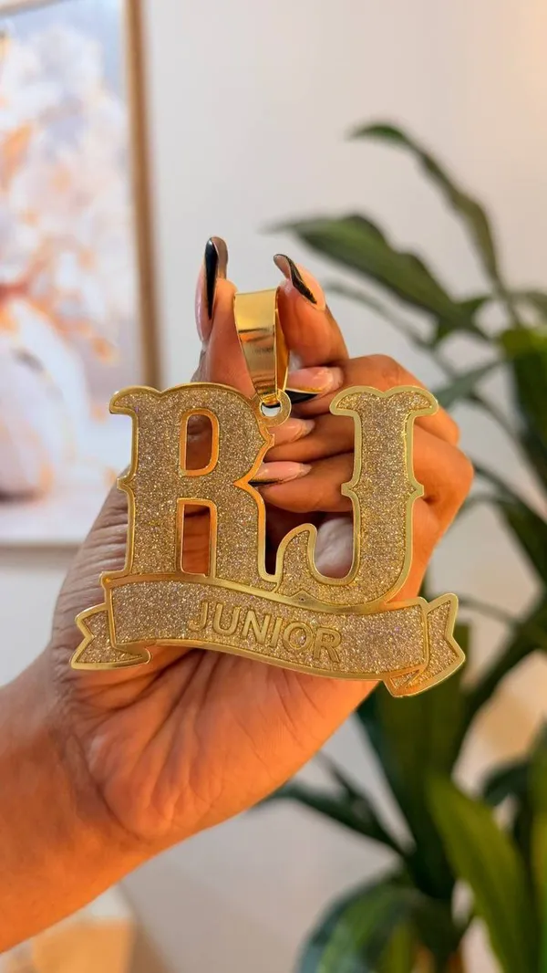 Pingente Personalizado com Letras Recortadas e Resina Brilhante - imagem 2