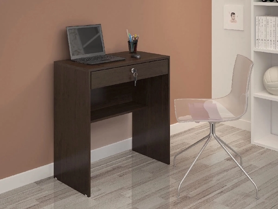 Mesa para Notebook Andorinha 1 Gaveta C/ Chave Andorinha 1 Prateleira Inferior - Alt.: 74cm Larg.: 72cm Prof.: 38cm.
