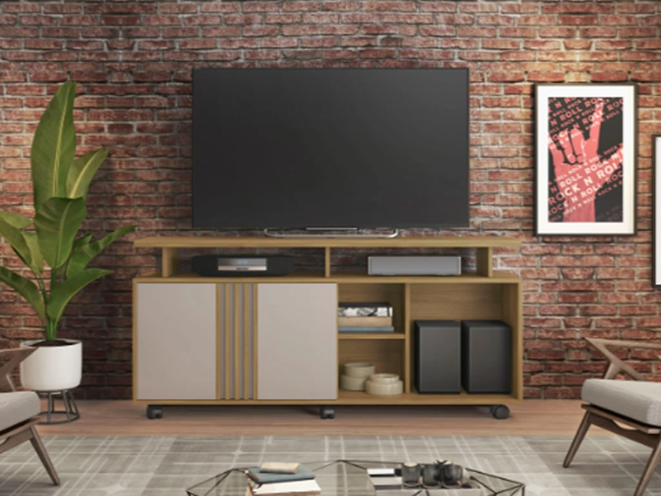 Rack Humor P/ Tv de Até 58 Polegadas C/ Porta De Correr Ripada No Centro 6 Rodízios - Alt.: 64cm Larg.: 136,5cm Prof.: 39cm. - 1