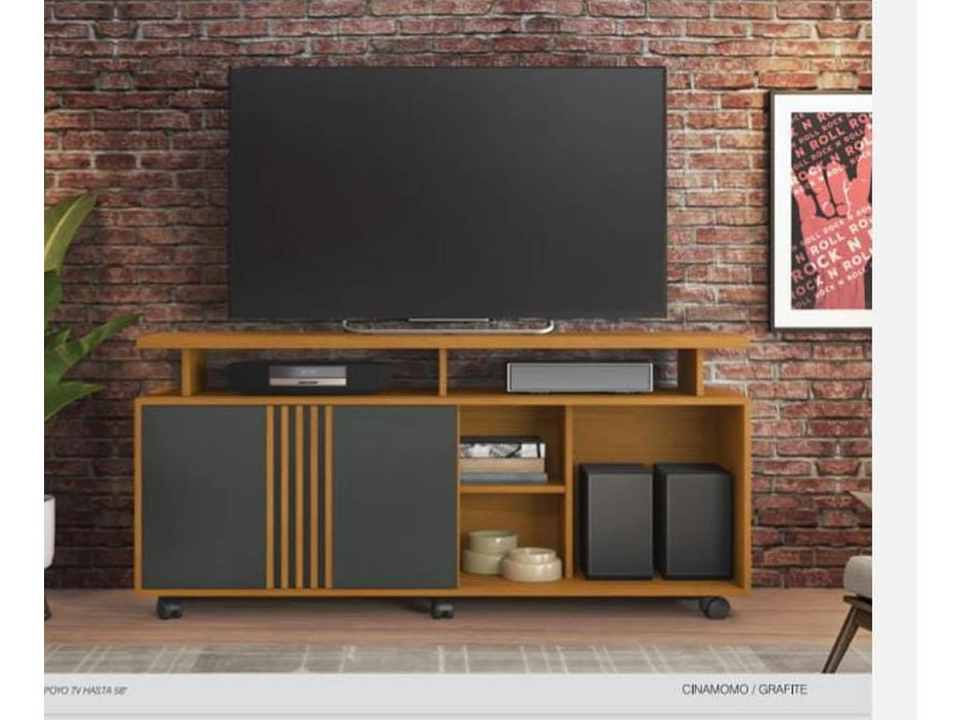 Rack Humor P/ Tv de Até 58 Polegadas C/ Porta De Correr Ripada No Centro 6 Rodízios - Alt.: 64cm Larg.: 136,5cm Prof.: 39cm. - 2