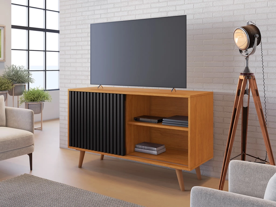 Rack Carinho P/ Tv Até 43 Polegadas 1 Porta Ripada Deslizante 4 Pés Palitos De Madeira - Alt.: 64cm Larg.: 109cm Prof.: 38,5cm.