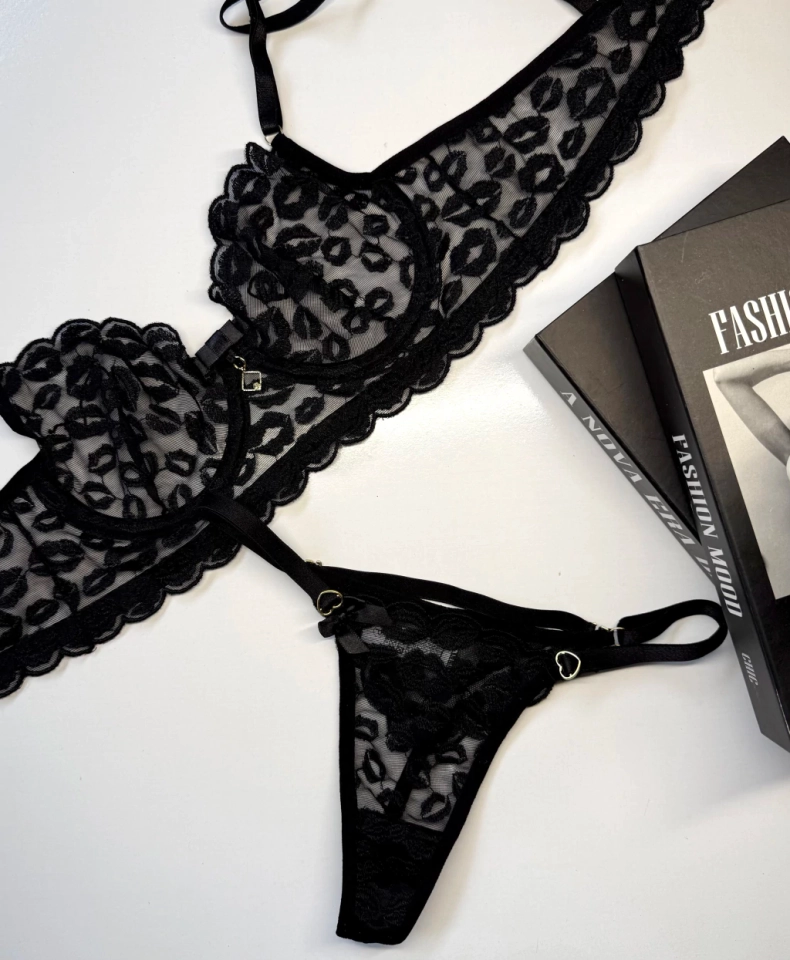 Conjunto de Lingerie preta bordada com cinta liga personalizável  - 3