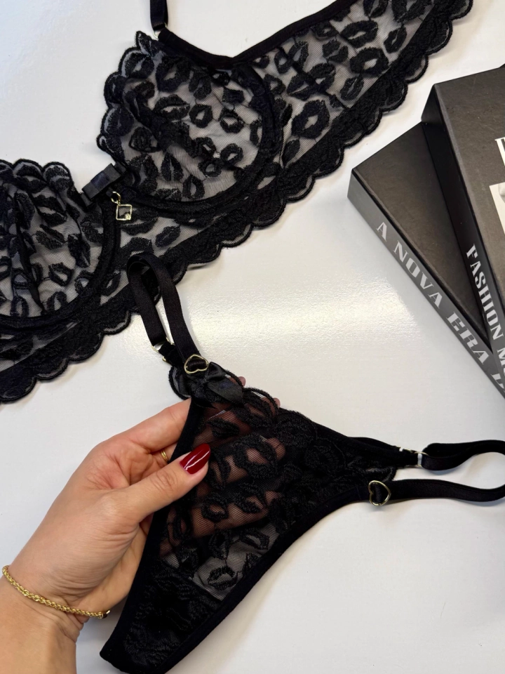 Conjunto de Lingerie preta bordada com cinta liga personalizável  - 4