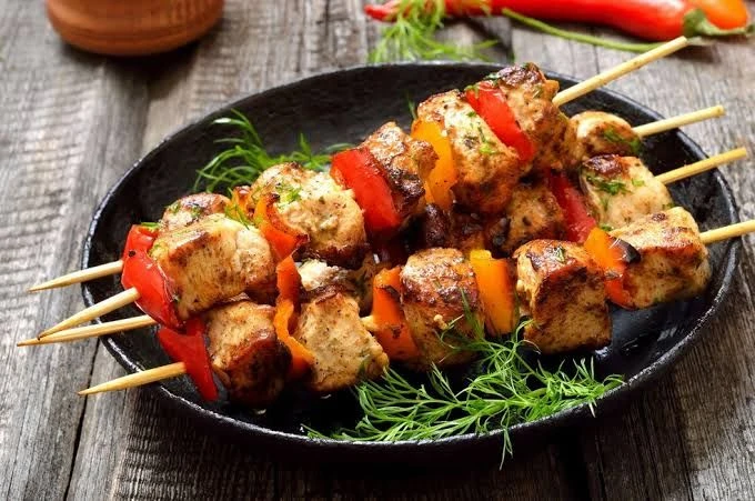 ESPETINHO DE CARNE COM CEBOLA E PIMENTÃO  - 1