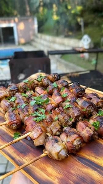 ESPETINHO CORAÇÃO DE GALINHA PERDIGÃO COM BACON E CEBOLA  - 1