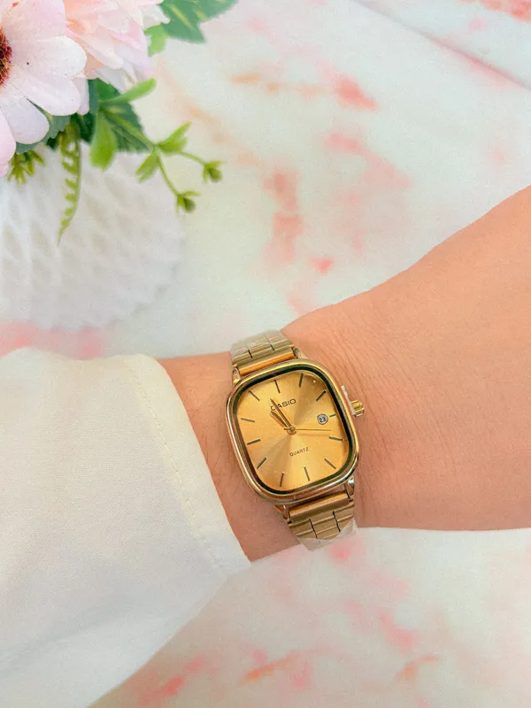 Relógio Casio - fundo dourado 
