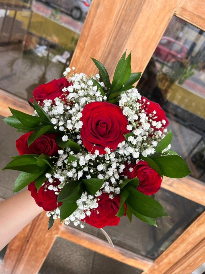 Buquê de Noiva - 7 Rosas Brancas com Gypsophila e Ruscus (Pequeno) - imagem 1