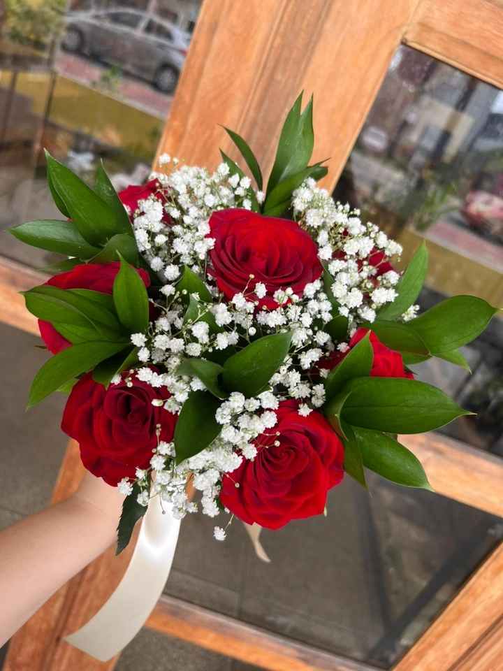 Buquê de Noiva - 7 Rosas Brancas com Gypsophila e Ruscus (Pequeno) - imagem 3