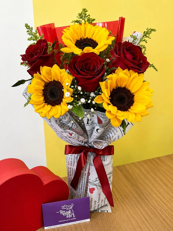 Buquê “Amor Solar” – com 3 girassóis e 3 rosas vermelhas importadas (Grande)