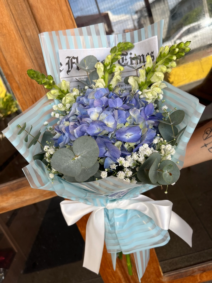 Buquê “Meu Céu” (com Hortênsia azul) – Especial Dia das Mães
