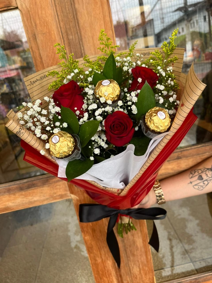 Buquê "Paixão" com 3 Rosas + 3 Ferrero Rocher
