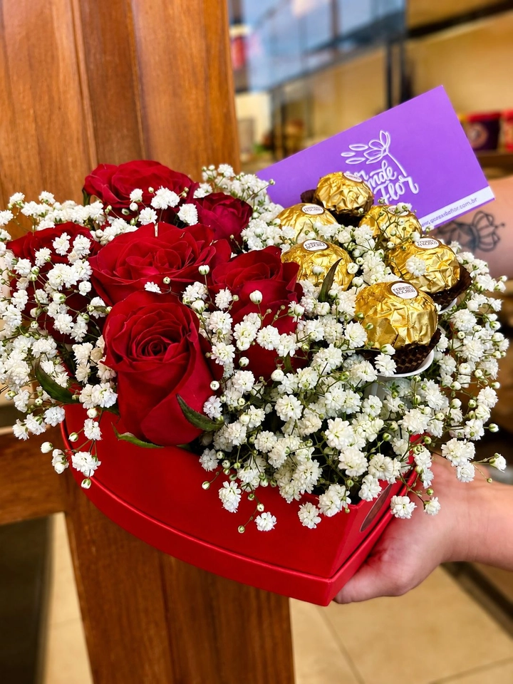 Box “Meu Coração é Seu” – com 6 Rosas vermelhas + 6 Chocolates Ferrero Rocher