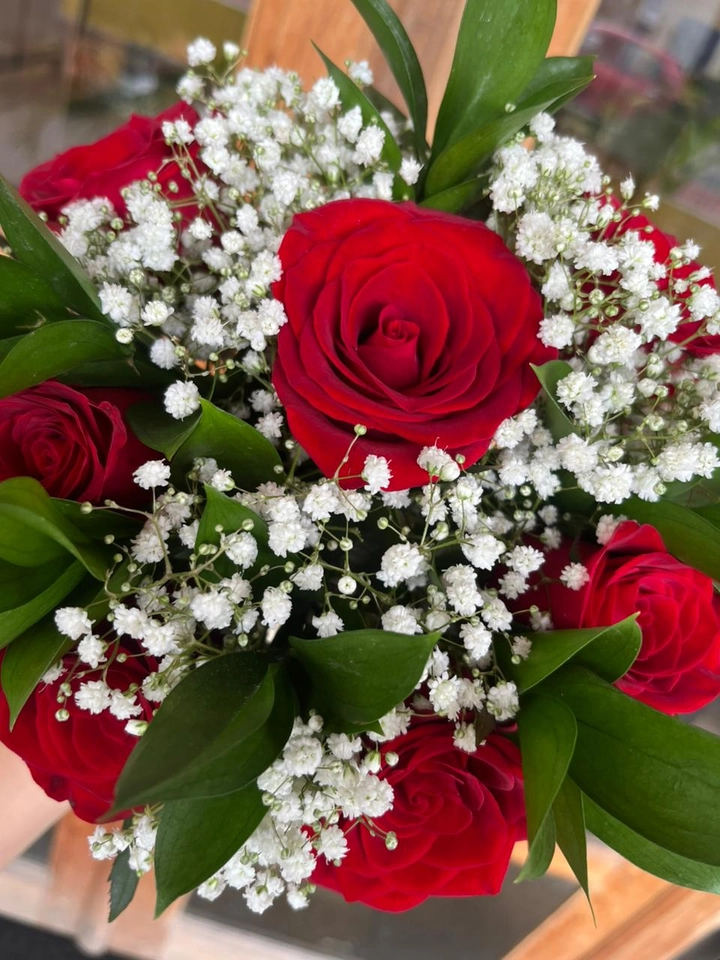 Buquê de Noiva - 7 Rosas Brancas com Gypsophila e Ruscus (Pequeno) - imagem 2