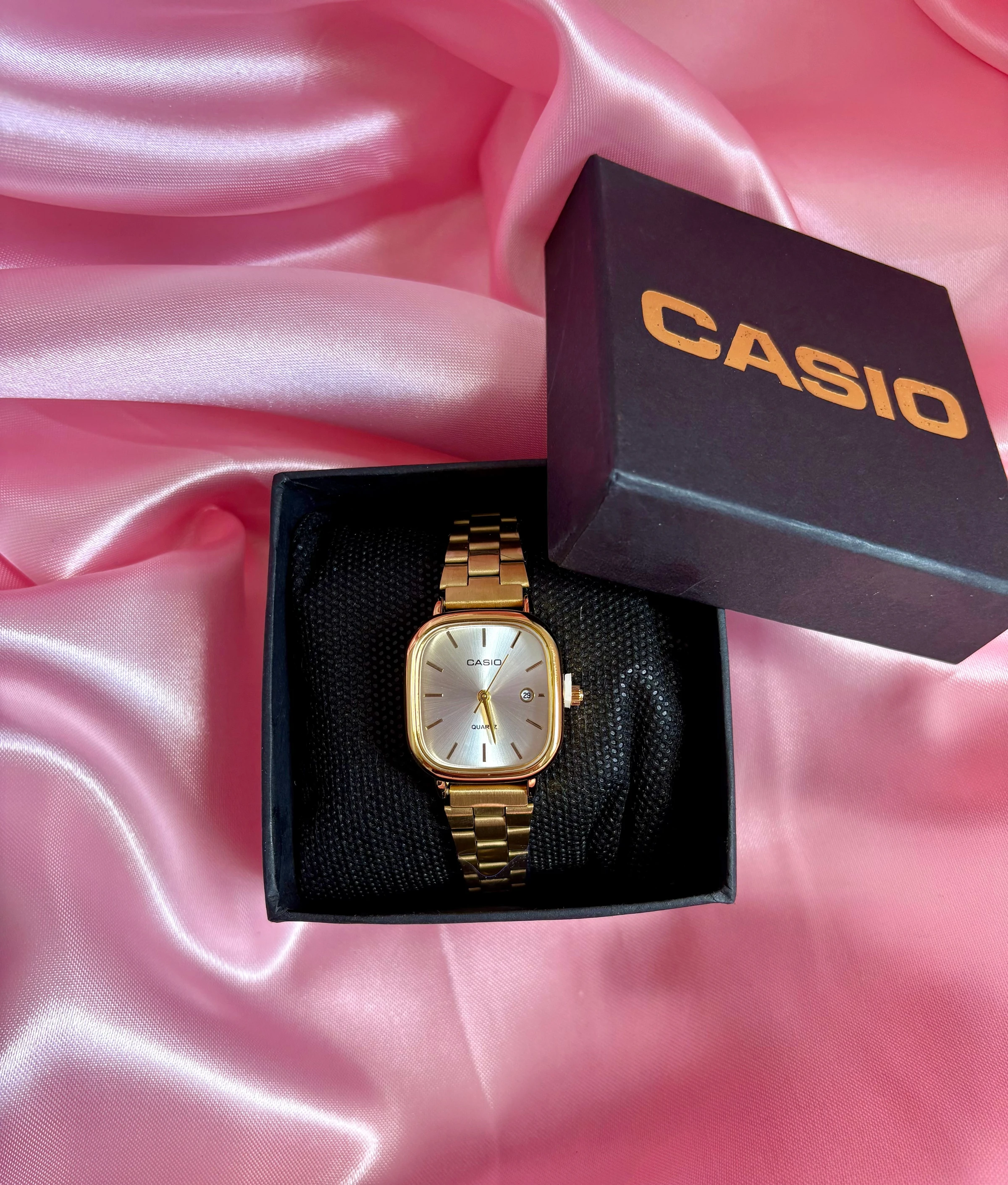 Relógio premium quadrado dourado fundo branco  - 1