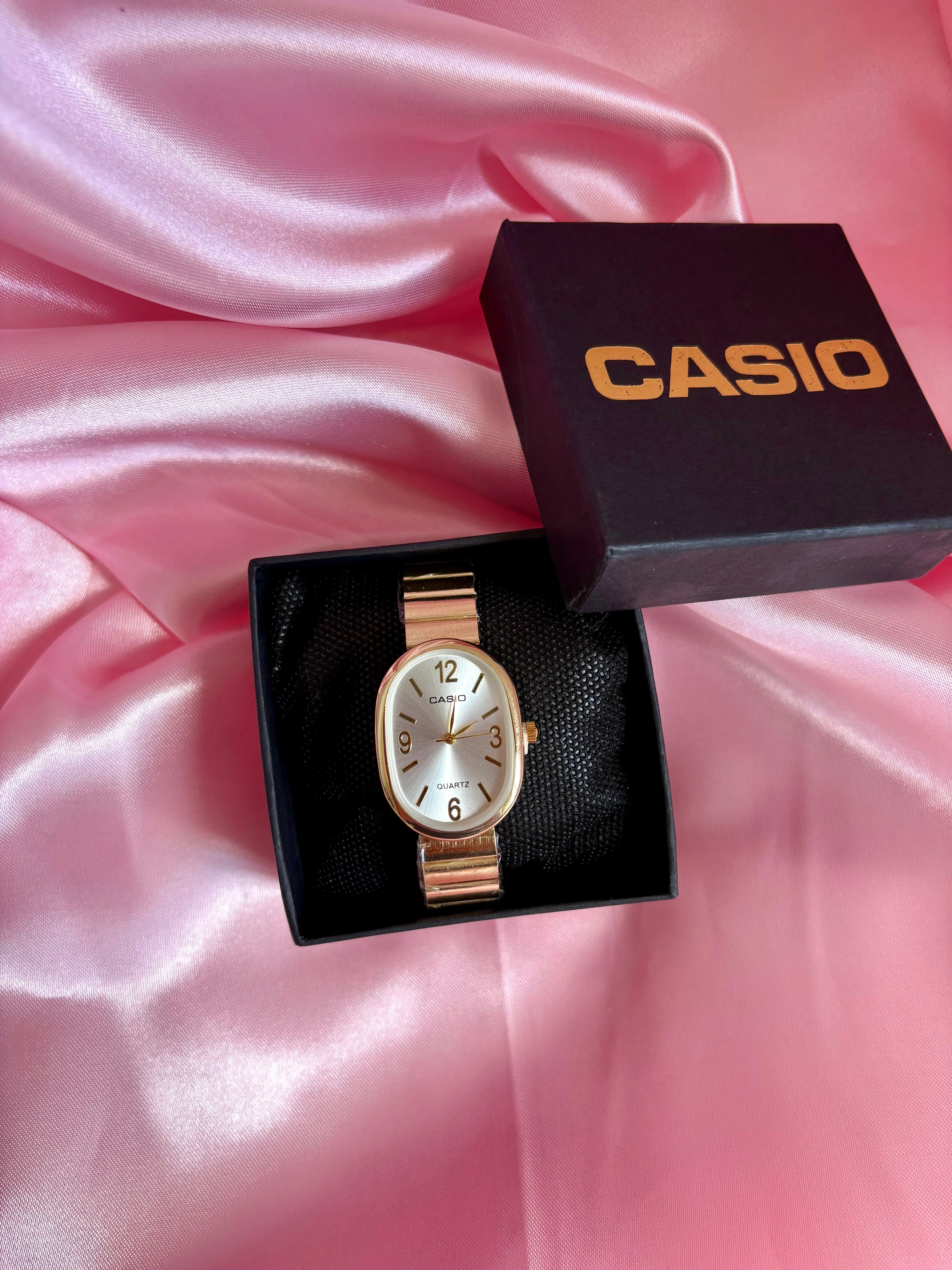 Relógio premium dourado oval fundo branco  - 1