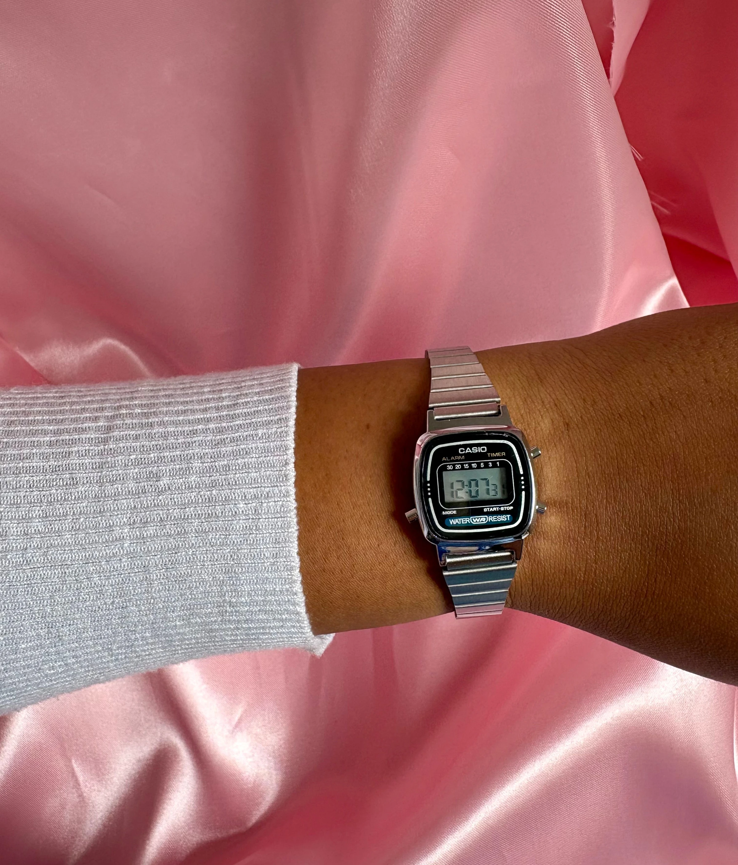 Relógio casio mini digital vintage fundo preto  - 1