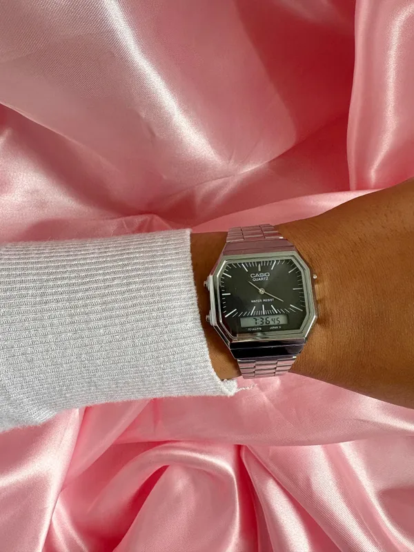 Relógio casio premium prata fundo preto 