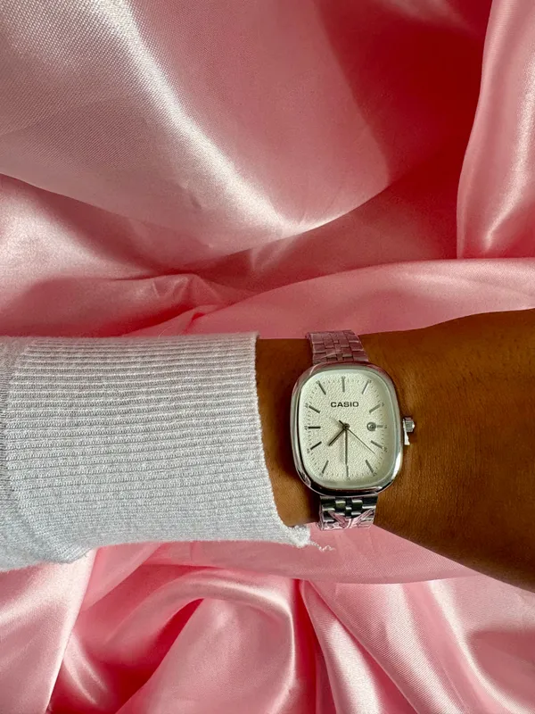 Relógio casio premium prata fundo branco 