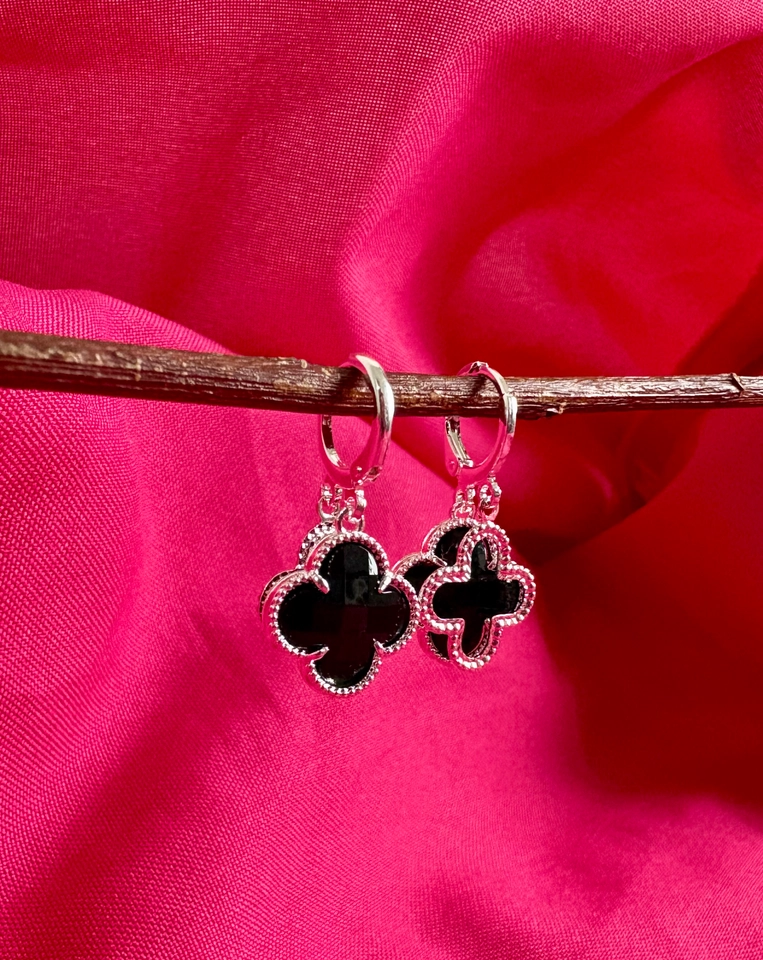 Argola trevo preto 
