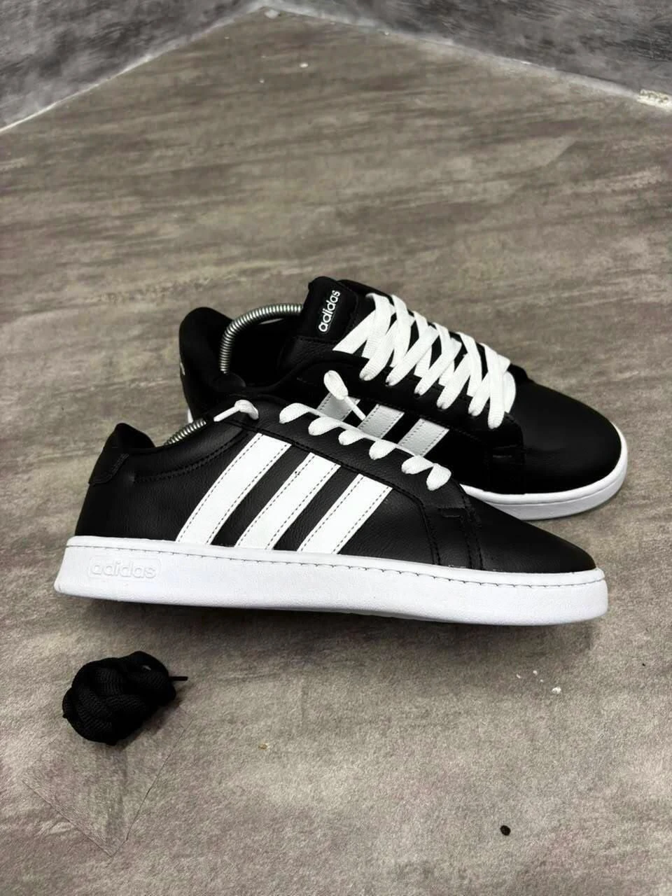 Tênis adidas classic - 2