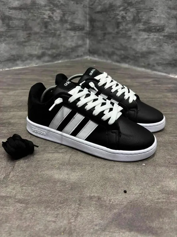 Tênis adidas classic