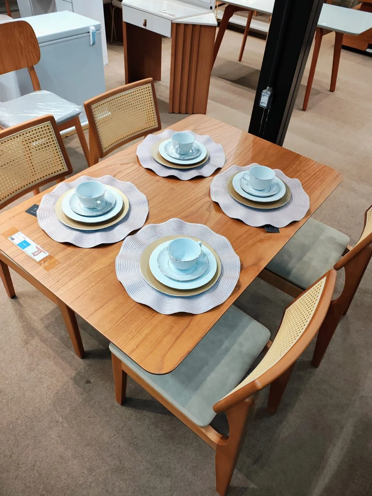CONJ. DE MESA ÍRIS 4 LUGARES 100% MADEIRA MACIÇA  - 3