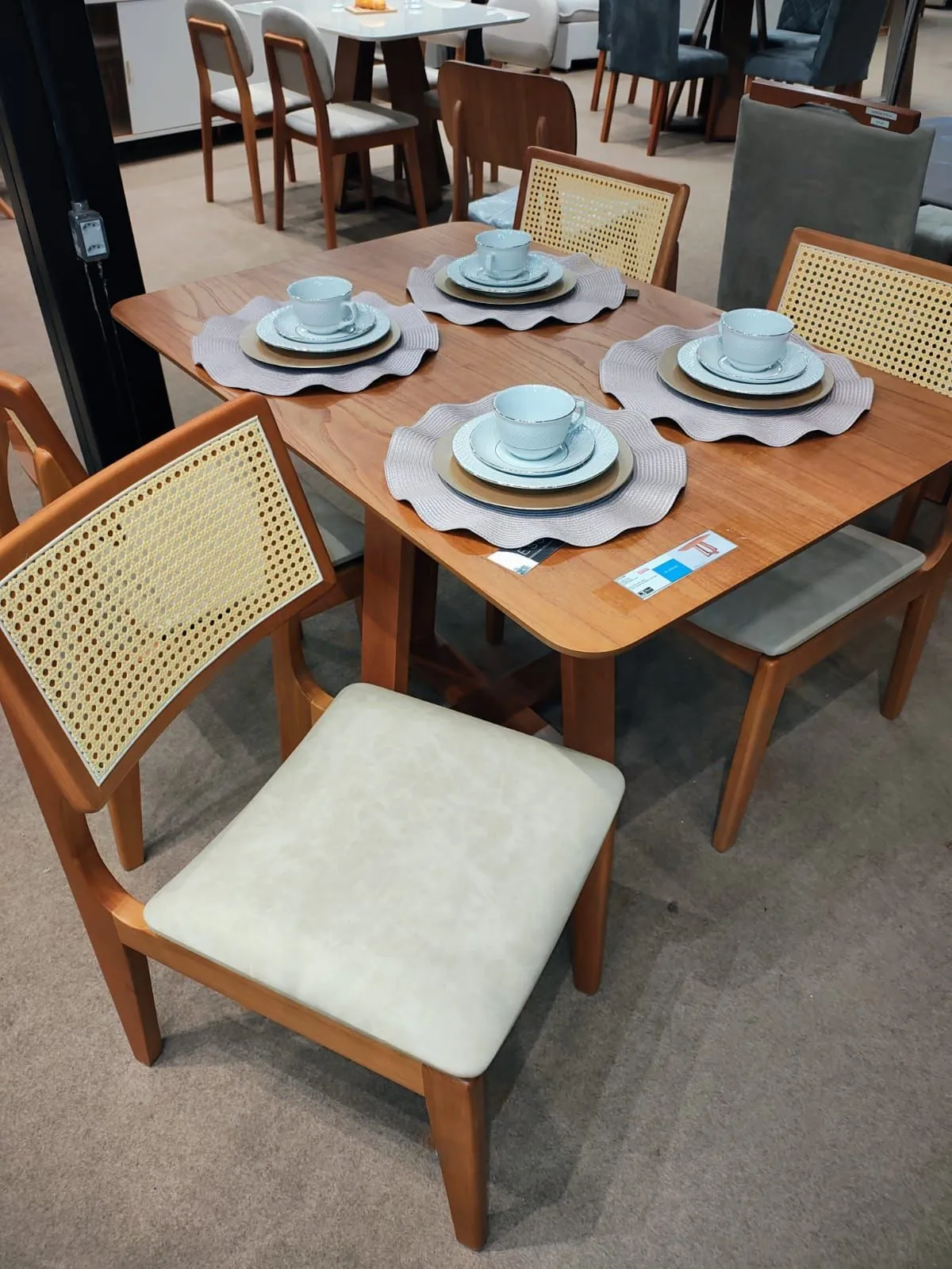 CONJ. DE MESA ÍRIS 4 LUGARES 100% MADEIRA MACIÇA  - 4
