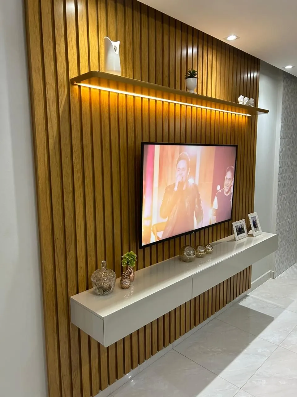 PAINEL NOBRE RIPADO C/ PRATELEIRA E LED E NICHO - 2
